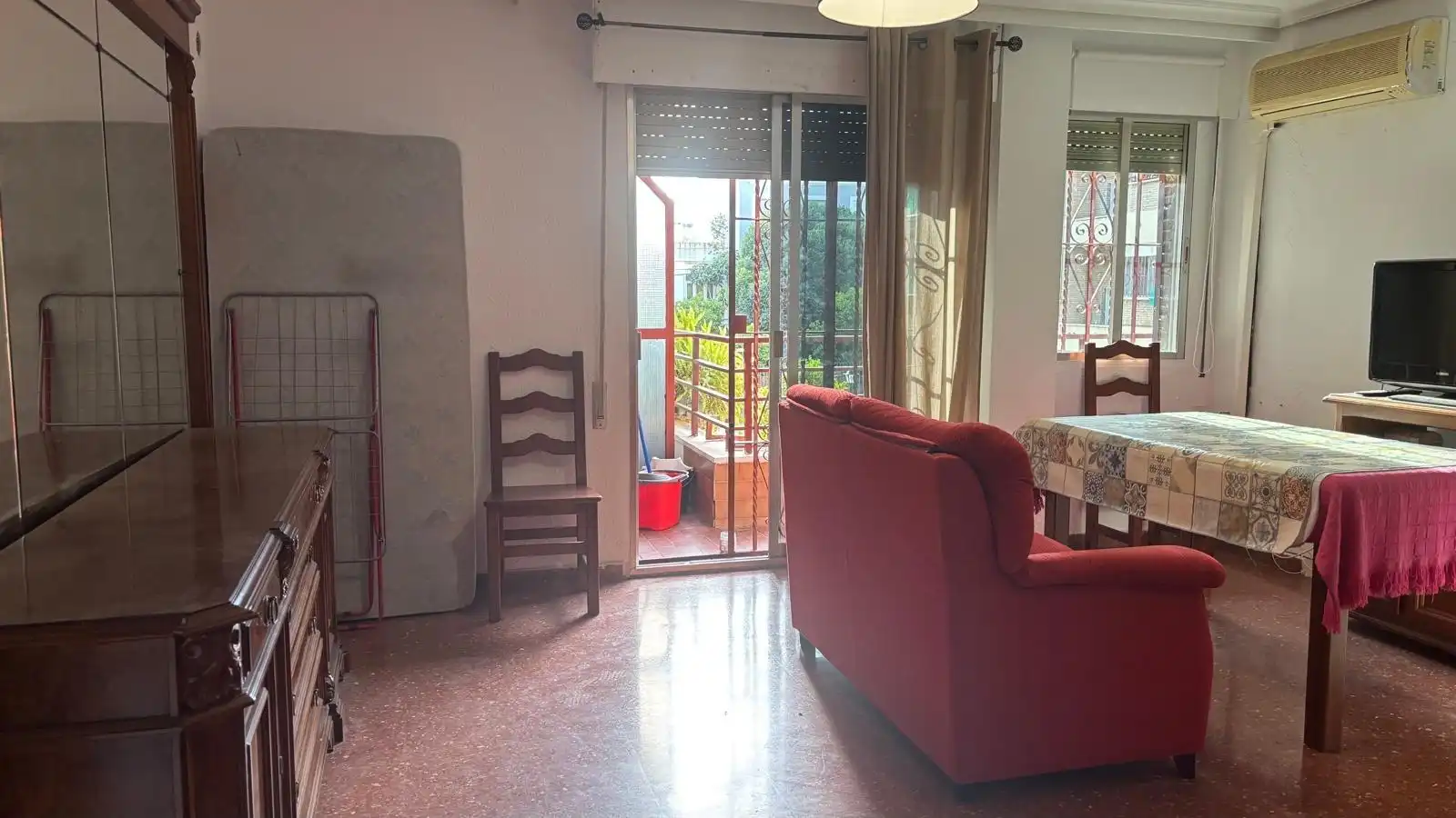 Living room of Flat for sale in Sevilla  with Air Conditioner, Private garden and Furnished