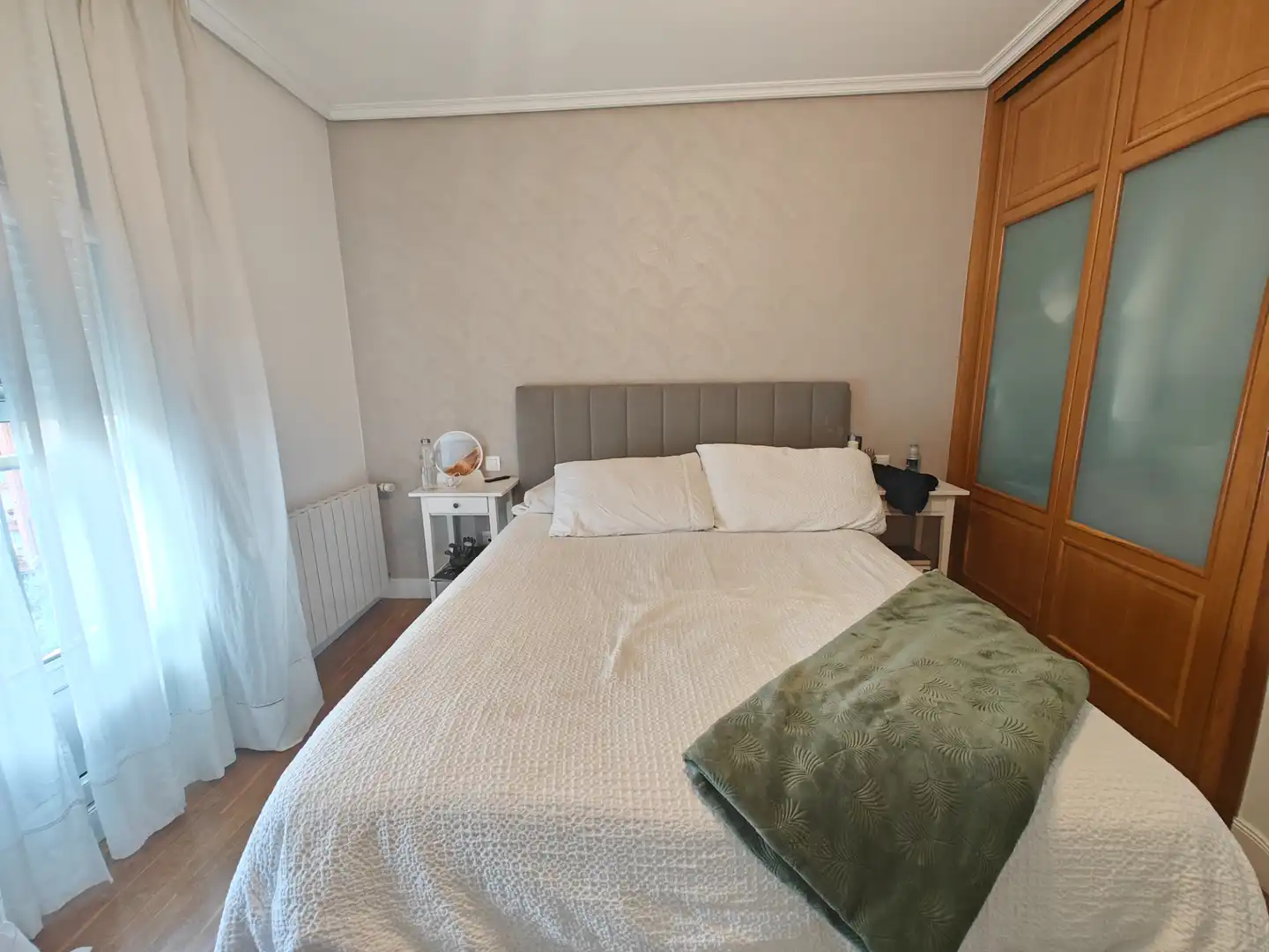 Dormitori de Casa adosada en venda en Bilbao  amb Calefacció, Terrassa i Moblat