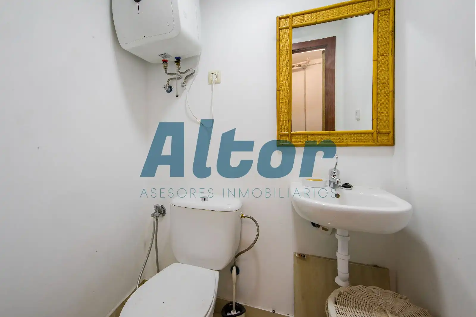 Bathroom of Commercial properties for sale in Madrid  with Air Conditioner