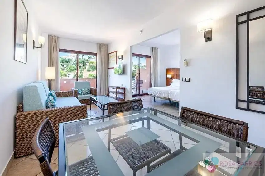 Sala de estar de Apartamento en venta en Benahavís con Aire acondicionado, Terraza y Amueblado
