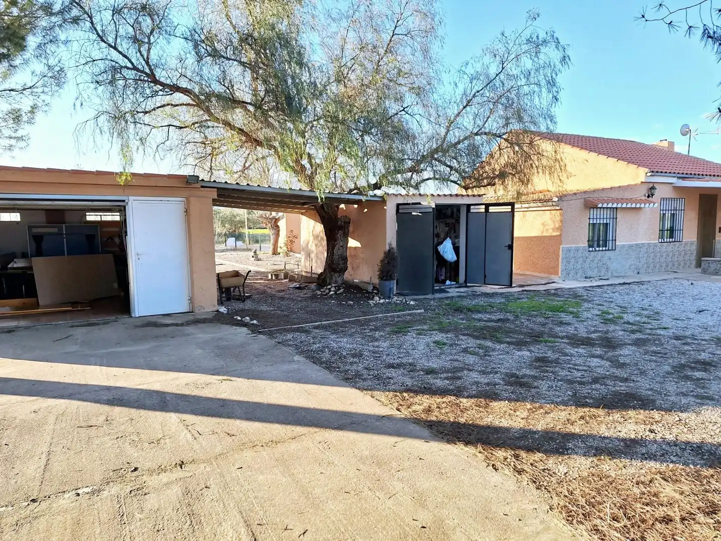 Vista exterior de Casa o xalet en venda en Caudete amb Aire condicionat, Terrassa i Piscina