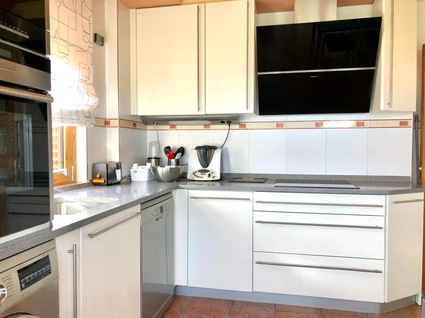 Cuina de Casa o xalet en venda en El Astillero   amb Calefacció, Jardí privat i Terrassa
