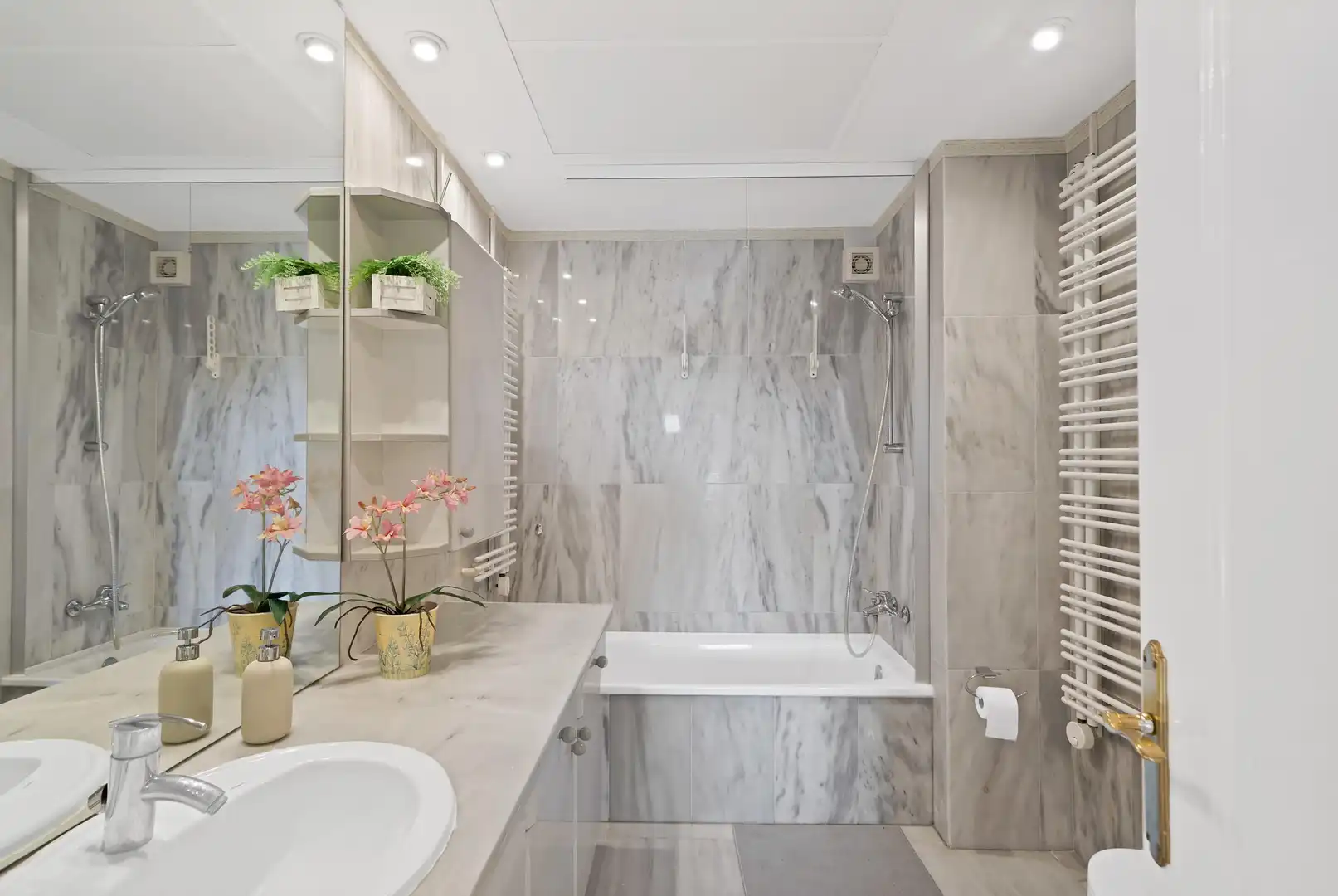 Baño de Ático de alquiler en Marbella con Aire acondicionado, Calefacción y Jardín privado