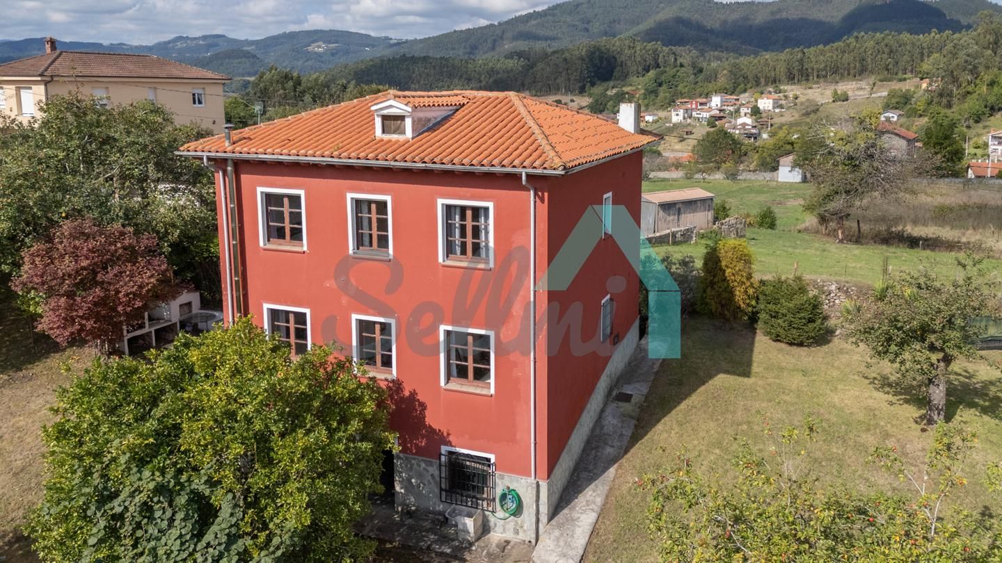 Vista exterior de Casa o xalet en venda en Pravia amb Calefacció, Jardí privat i Parquet