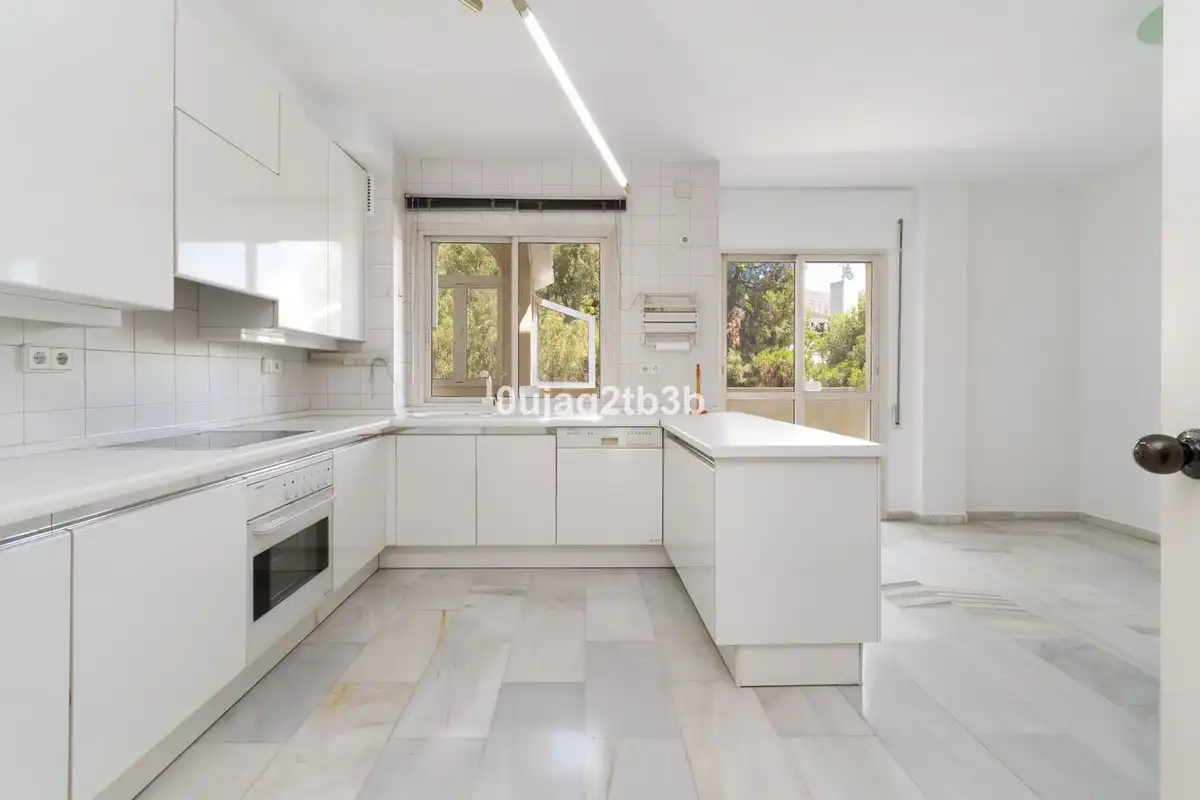 Cuina de Pis en venda en Marbella amb Aire condicionat, Terrassa i Traster
