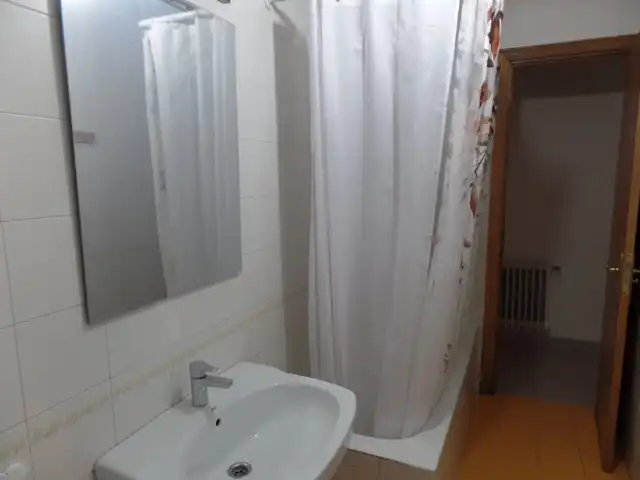 Badezimmer von Wohnung zur Miete in Madrid mit Heizung, Ofen und Waschmaschine