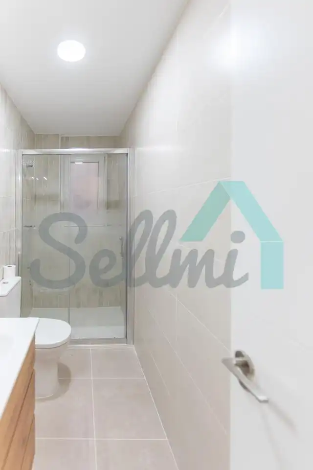 Badezimmer von Wohnung zur Miete in Oviedo  mit Heizung und Parkett