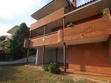 Casa aparellada amb balcó en venda a Centre