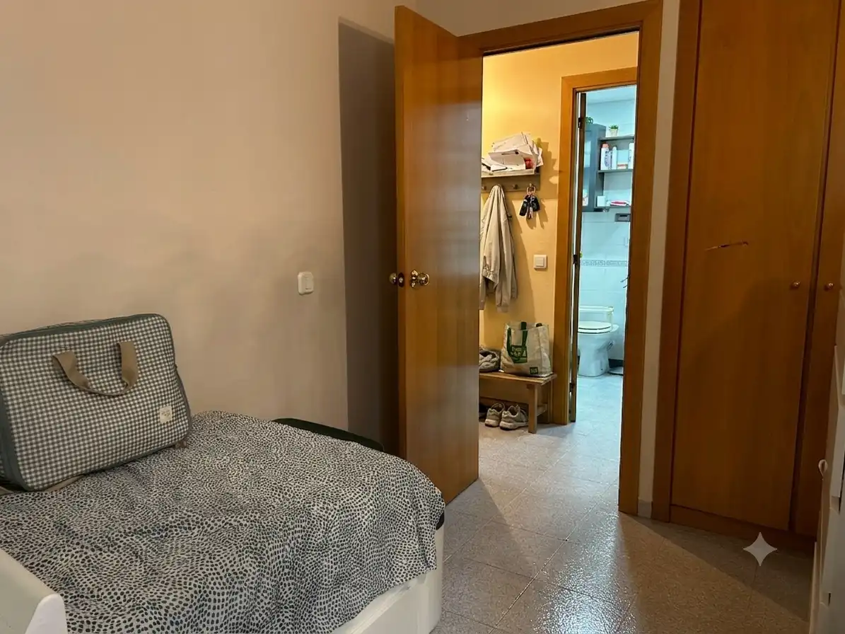 Dormitori de Pis en venda en Girona amb Aire condicionat, Calefacció i Terrassa