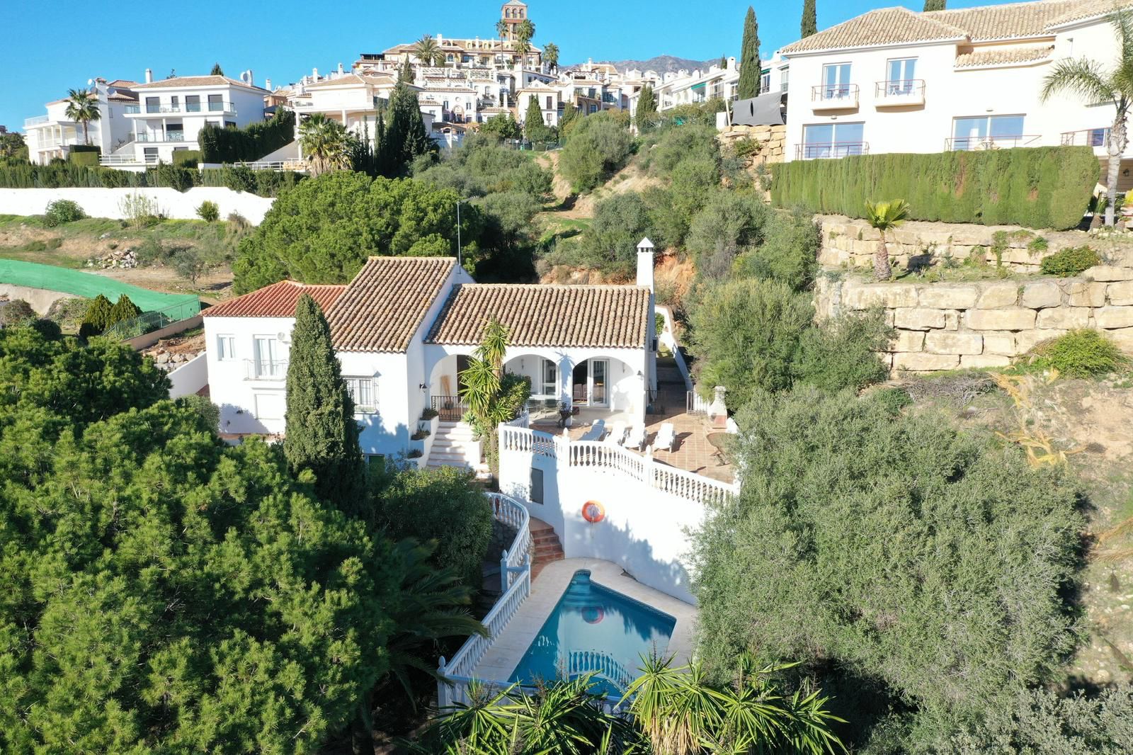 Vista exterior de Casa o xalet en venda en Mijas amb Aire condicionat, Jardí privat i Terrassa