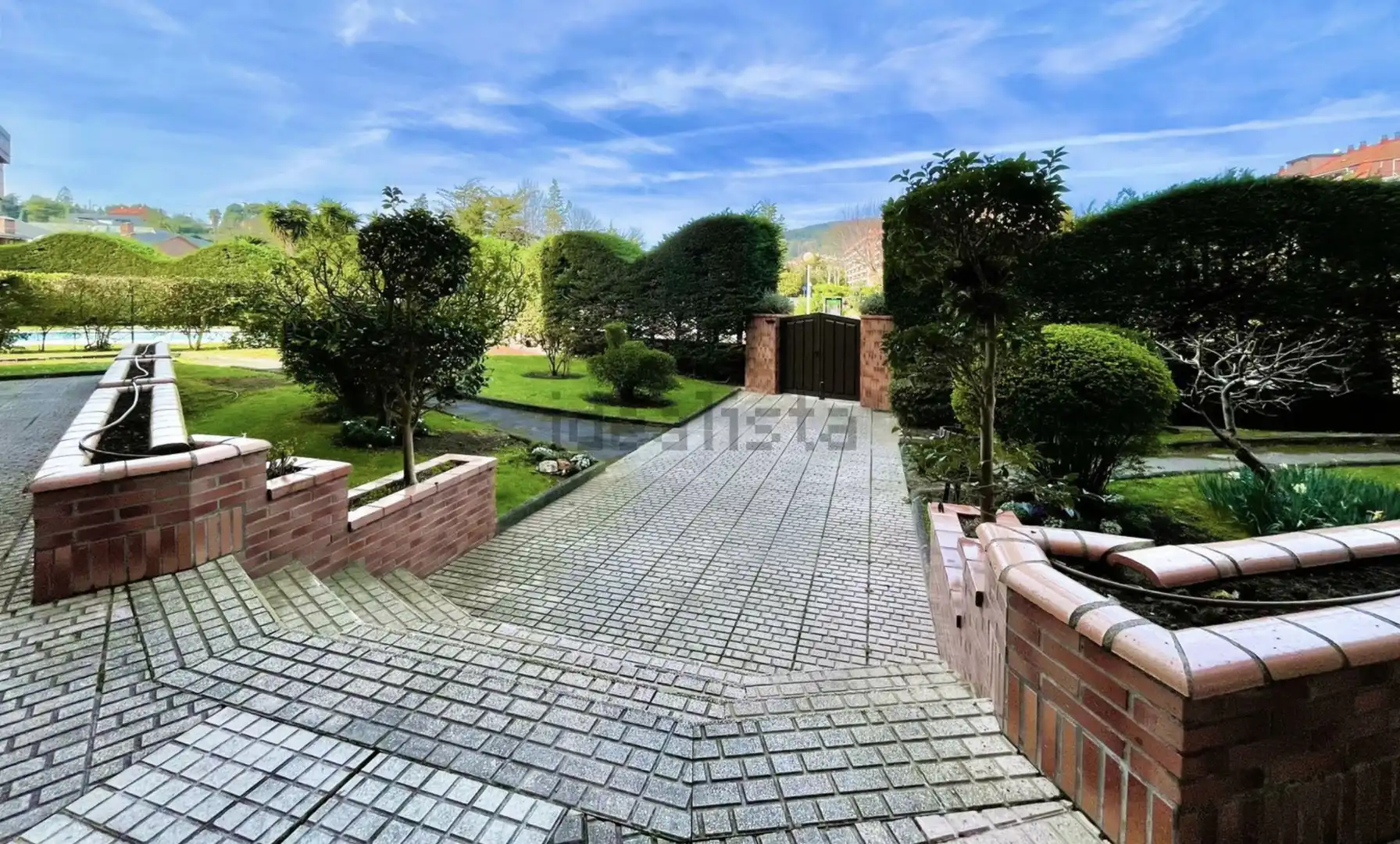 Vista exterior de Piso en venta en Castro-Urdiales con Calefacción, Jardín privado y Parquet