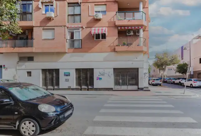 Vista exterior de Local en venta en  Almería Capital