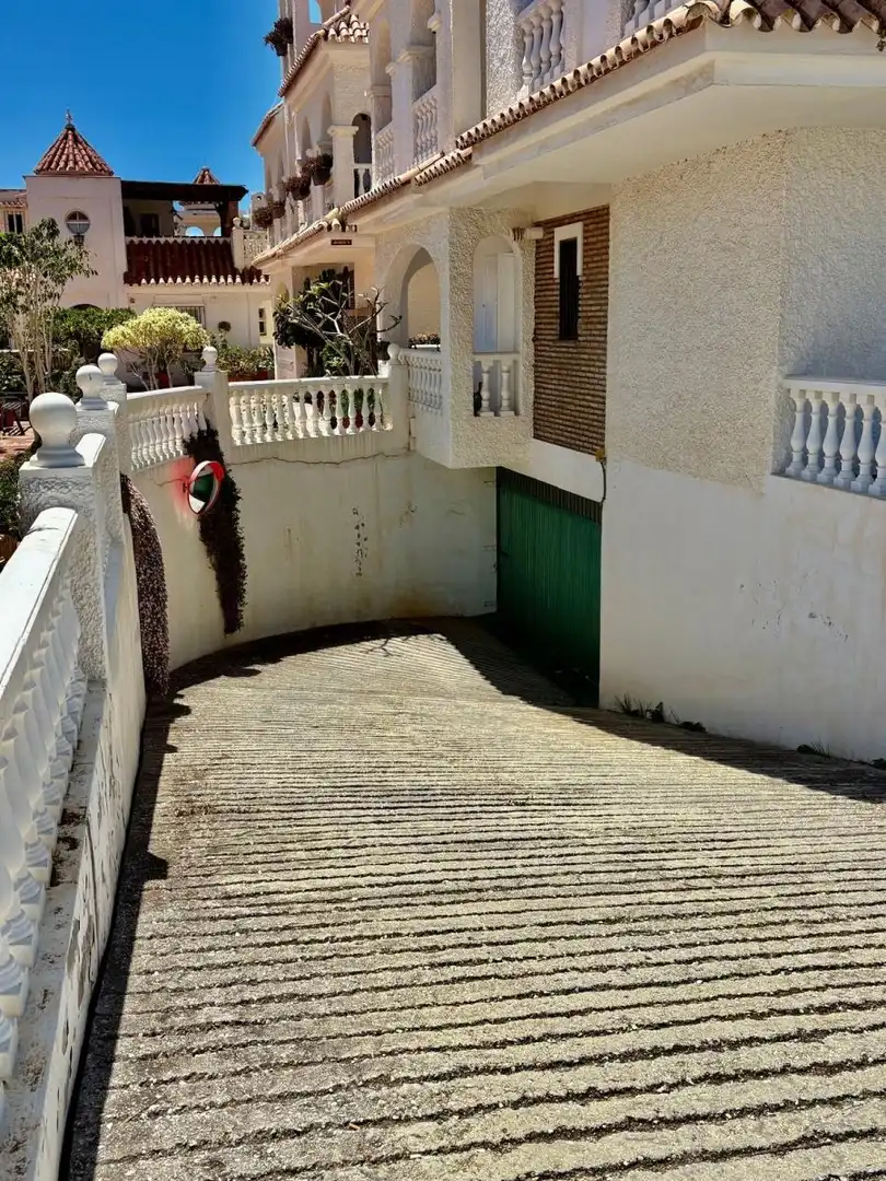 Vista exterior de Casa adosada de lloguer en Vélez-Málaga amb Terrassa, Moblat i Balcó