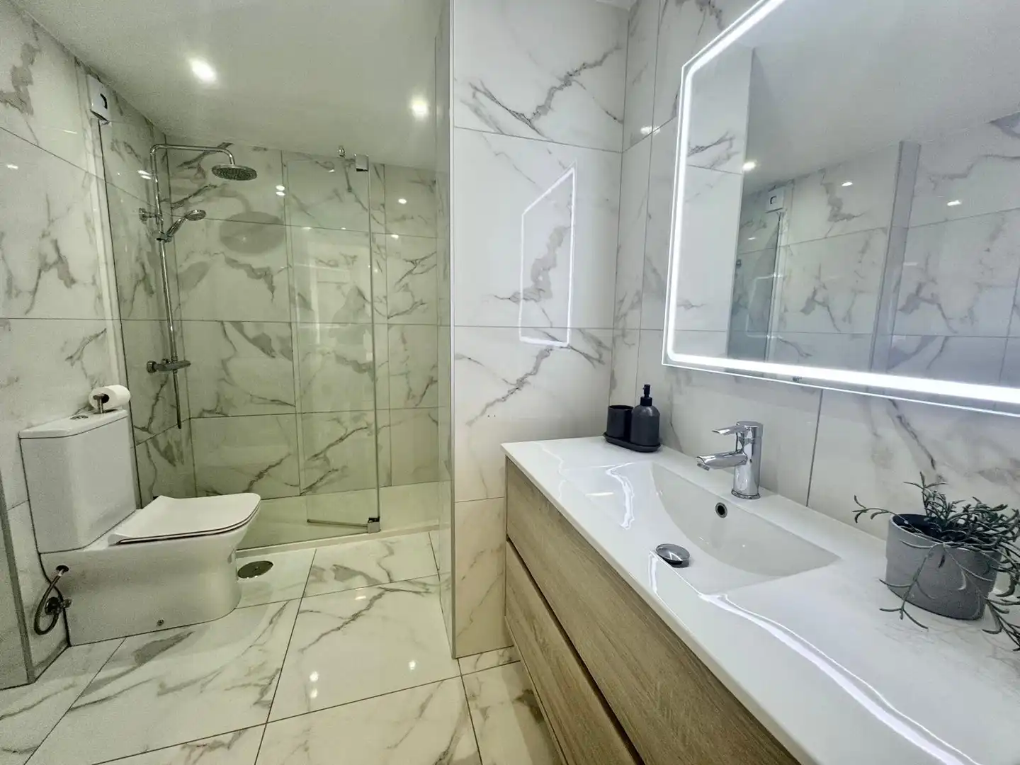Baño de Apartamento en venta en Marbella con Aire acondicionado, Terraza y Piscina