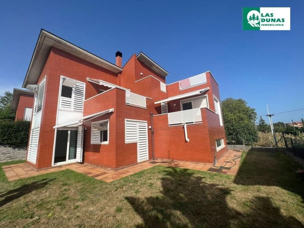 Vista exterior de Casa o xalet en venda en Marina de Cudeyo amb Calefacció i Terrassa