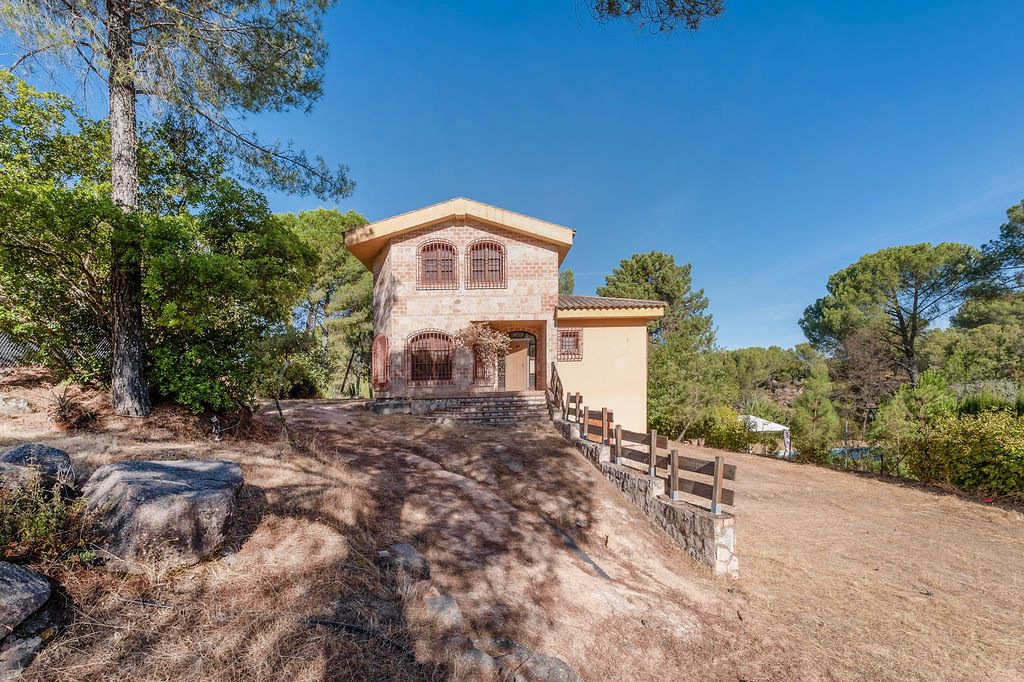 Vista exterior de Casa o xalet en venda en  Córdoba Capital amb Piscina comunitària