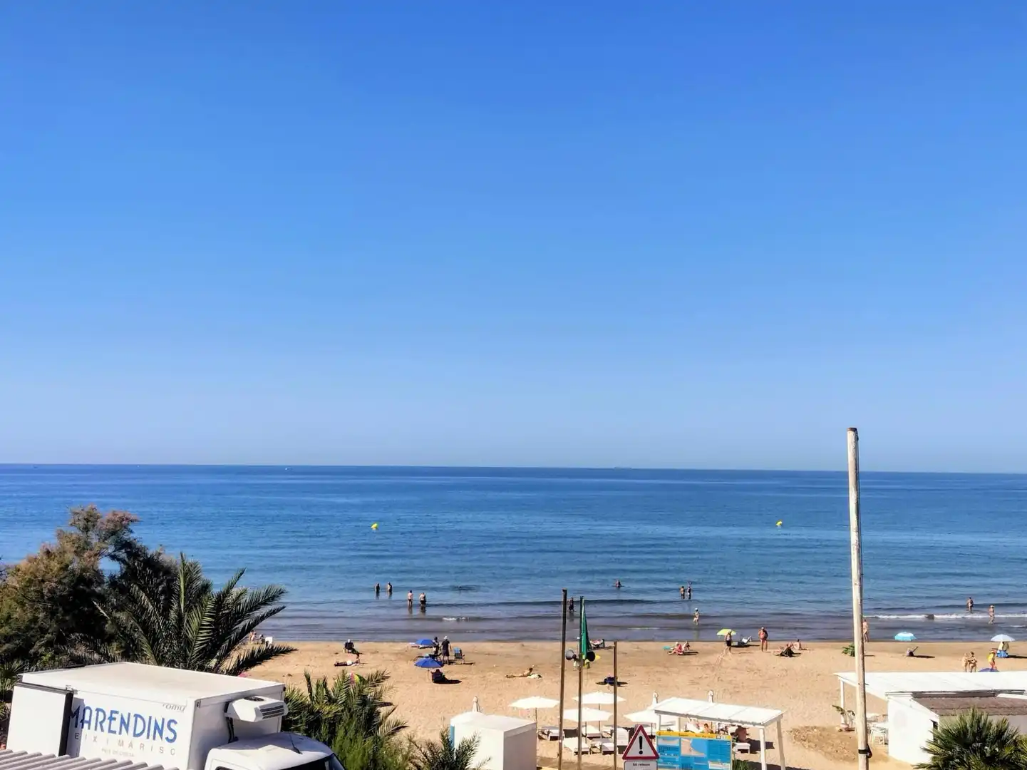 Außenansicht von Wohnung zum Verkauf in Sitges mit Privatgarten und Gemeinschaftspool