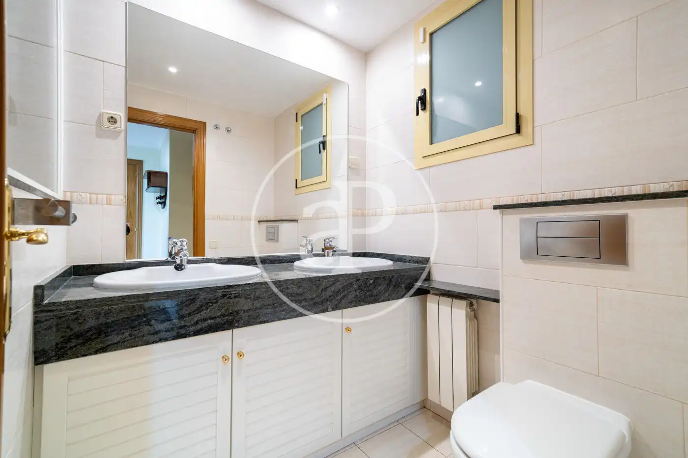 Bathroom of Flat for sale in Barcelona  with Heating and Balcony