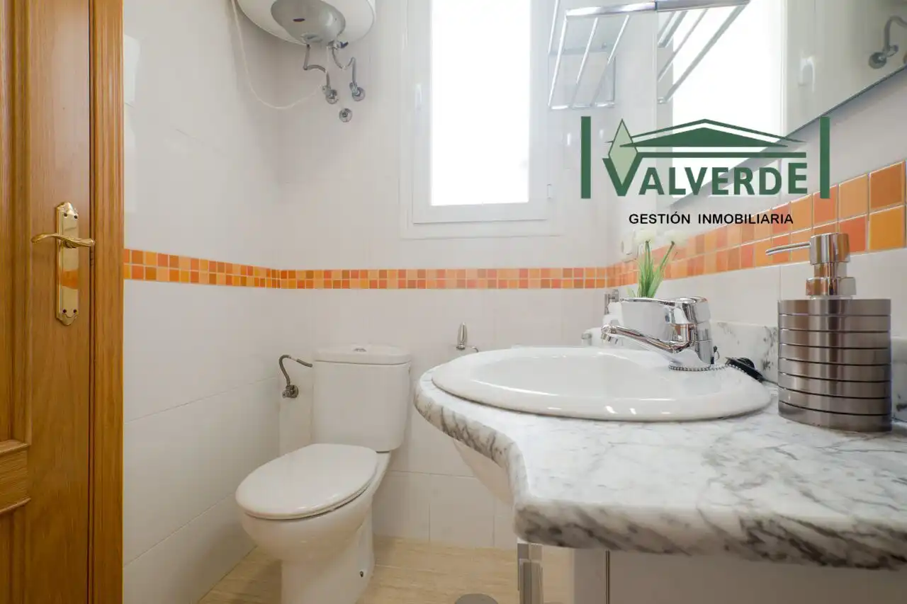 Bany de Apartament de lloguer en Granada amb Aire condicionat, Calefacció i Moblat