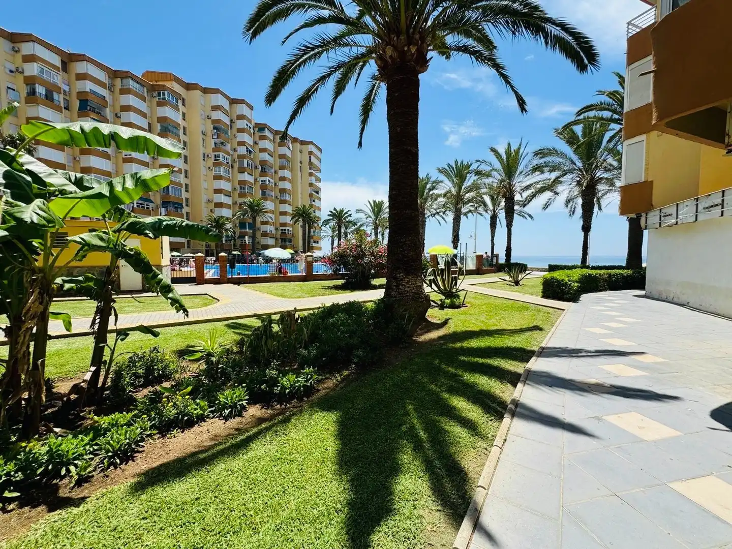 Vista exterior de Pis en venda en Algarrobo amb Piscina comunitària