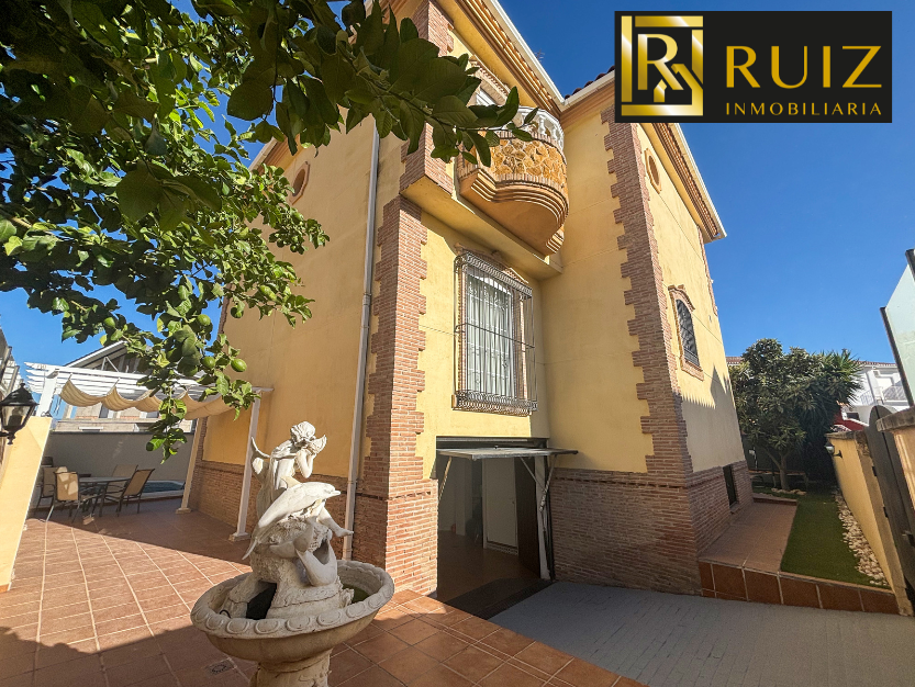 Vista exterior de Casa o xalet en venda en Vegas del Genil amb Calefacció, Terrassa i Traster