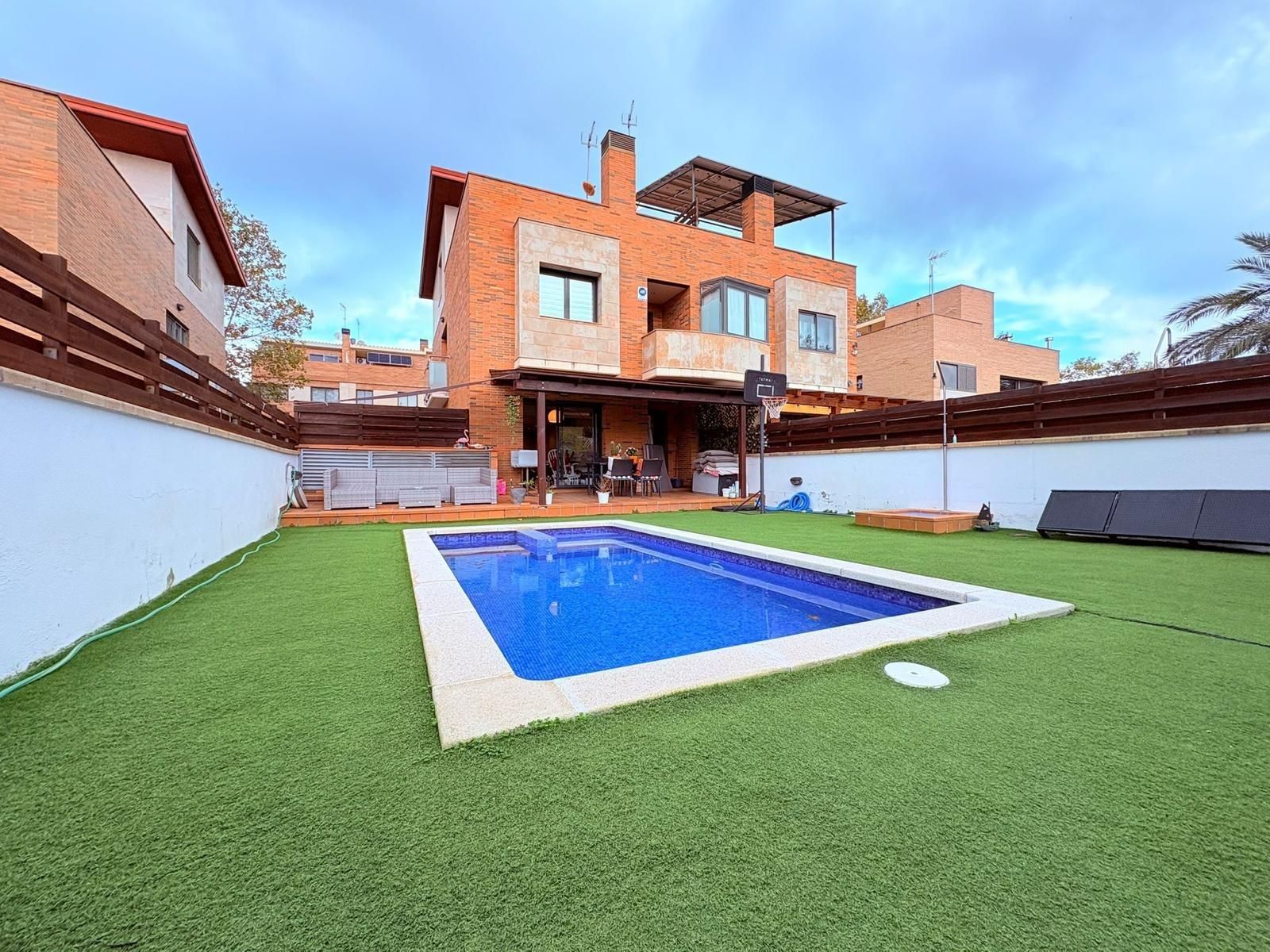Piscina de Casa o xalet en venda en Castellar del Vallès amb Aire condicionat, Calefacció i Jardí privat