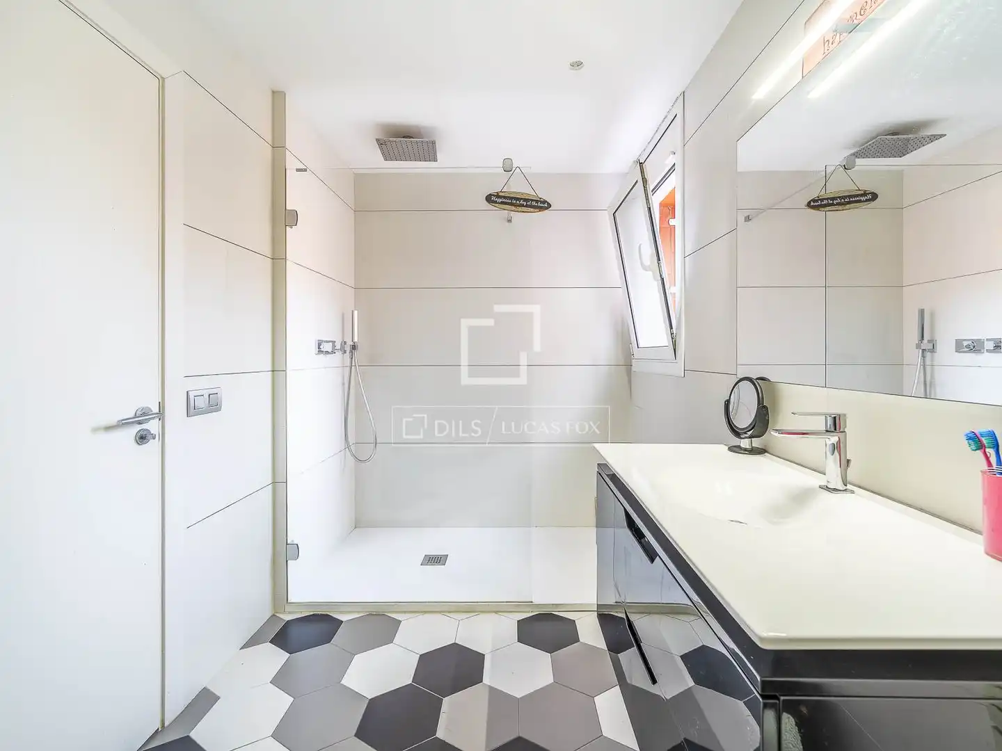 Badezimmer von Wohnung zum Verkauf in Barcelona mit Klimaanlage, Heizung und Terrasse