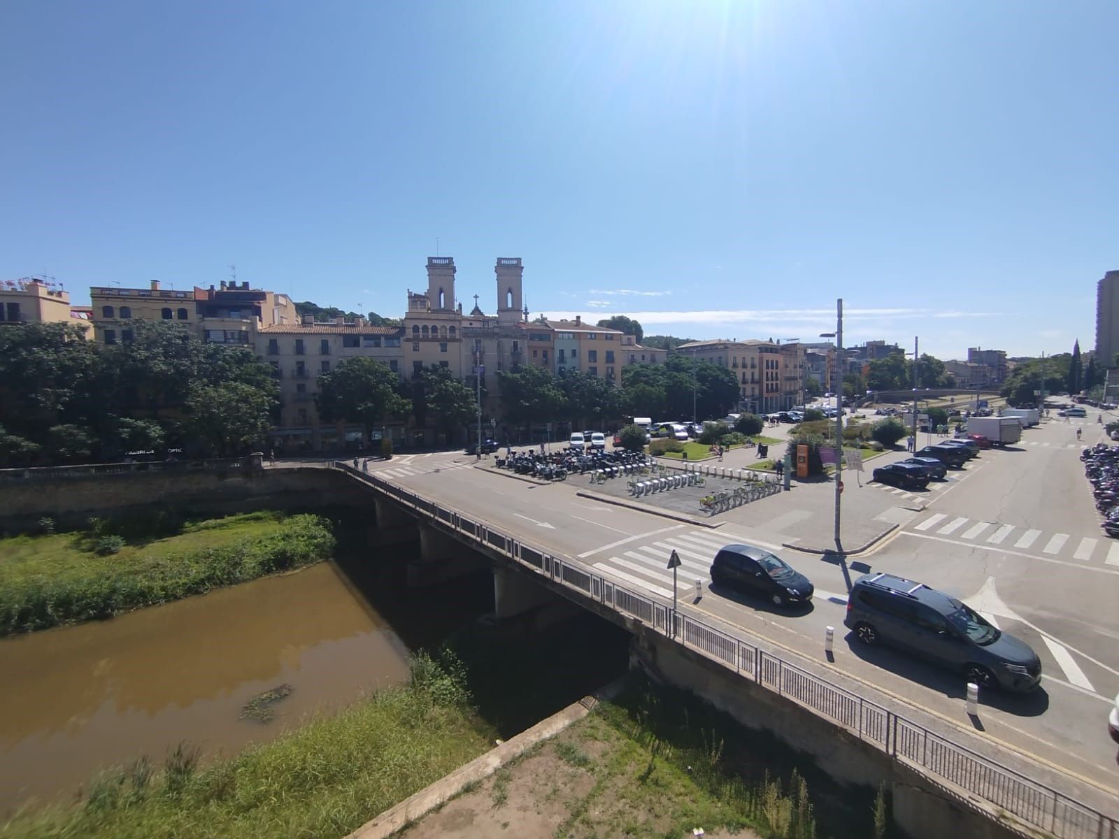 Exterior view of Flat to rent in Girona Capital  with Air Conditioner and Heating