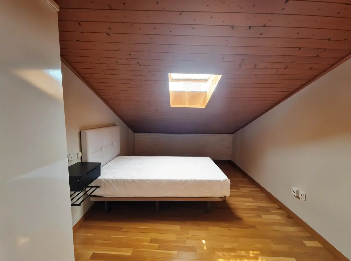 Dormitori de Pis de lloguer en Plasencia amb Aire condicionat, Parquet i Terrassa