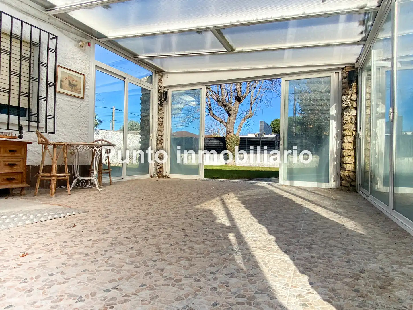 Vista exterior de Casa adosada en venta en Tudela de Duero con Calefacción, Jardín privado y Terraza