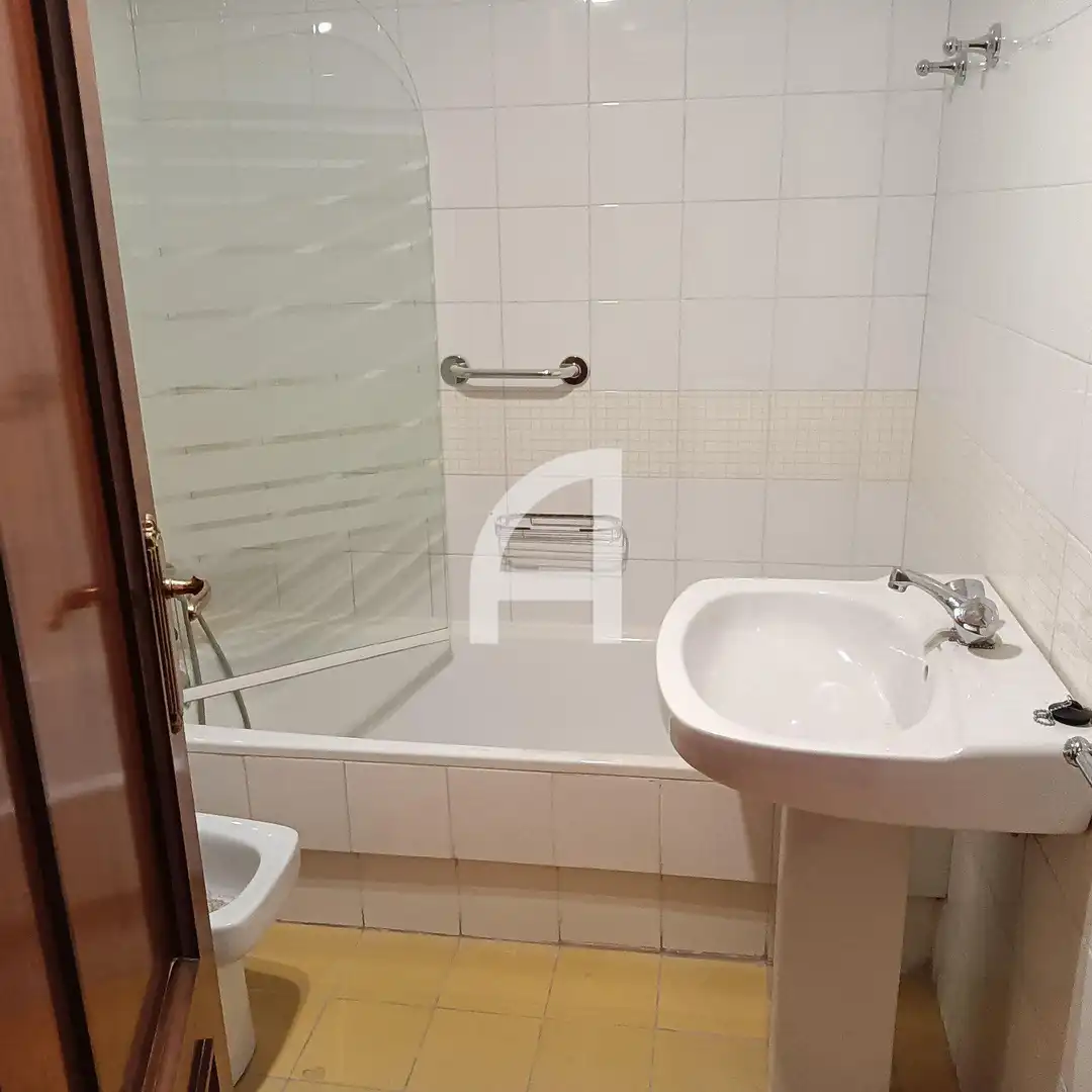 Bathroom of Flat for rent in Madrid  with Air Conditioner, Heating and Terrace