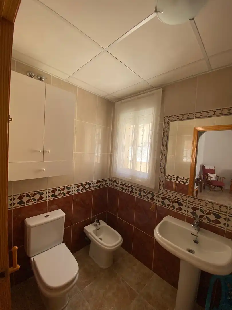 Baño de Casa adosada de alquiler en Pilar de la Horadada con Aire acondicionado, Calefacción y Jardín privado