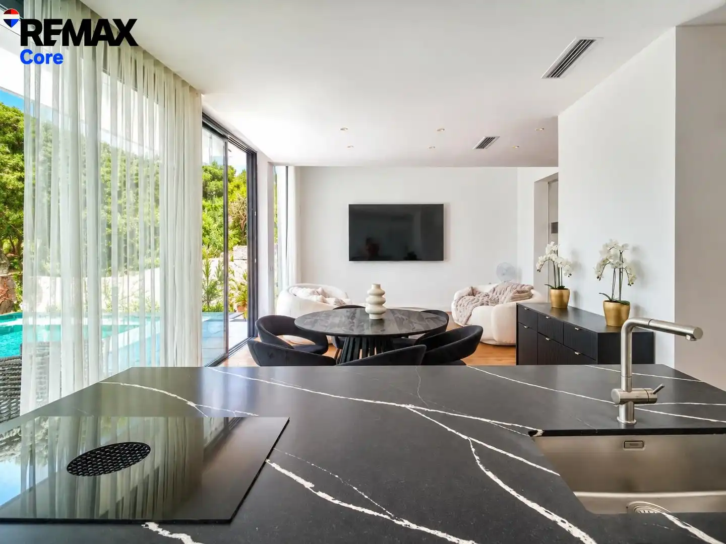 Sala d'estar de Casa o xalet en venda en Marbella amb Aire condicionat, Calefacció i Jardí privat