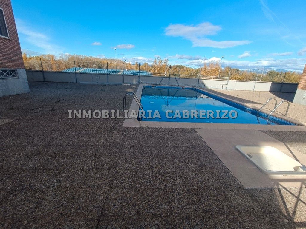 Piscina de Pis en venda en  Logroño amb Calefacció, Parquet i Terrassa