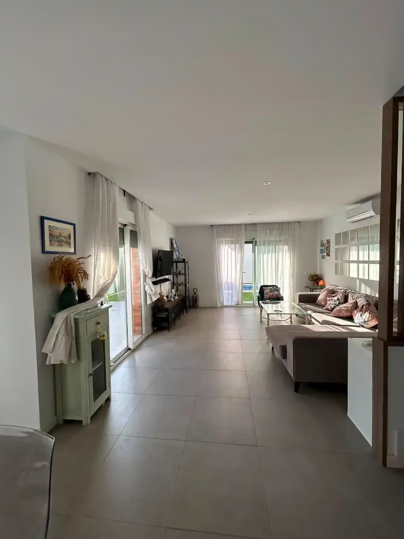 Sala de estar de Casa adosada en venta en Bormujos con Aire acondicionado, Jardín privado y Terraza