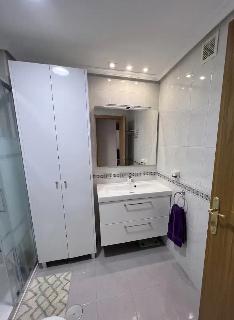 Badezimmer von Wohnungen zur Miete in Murcia mit Möbliert, Waschmaschine und Mikrowelle