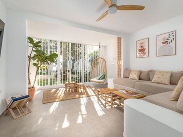 Casa aparellada amb piscina en venda a Calahonda