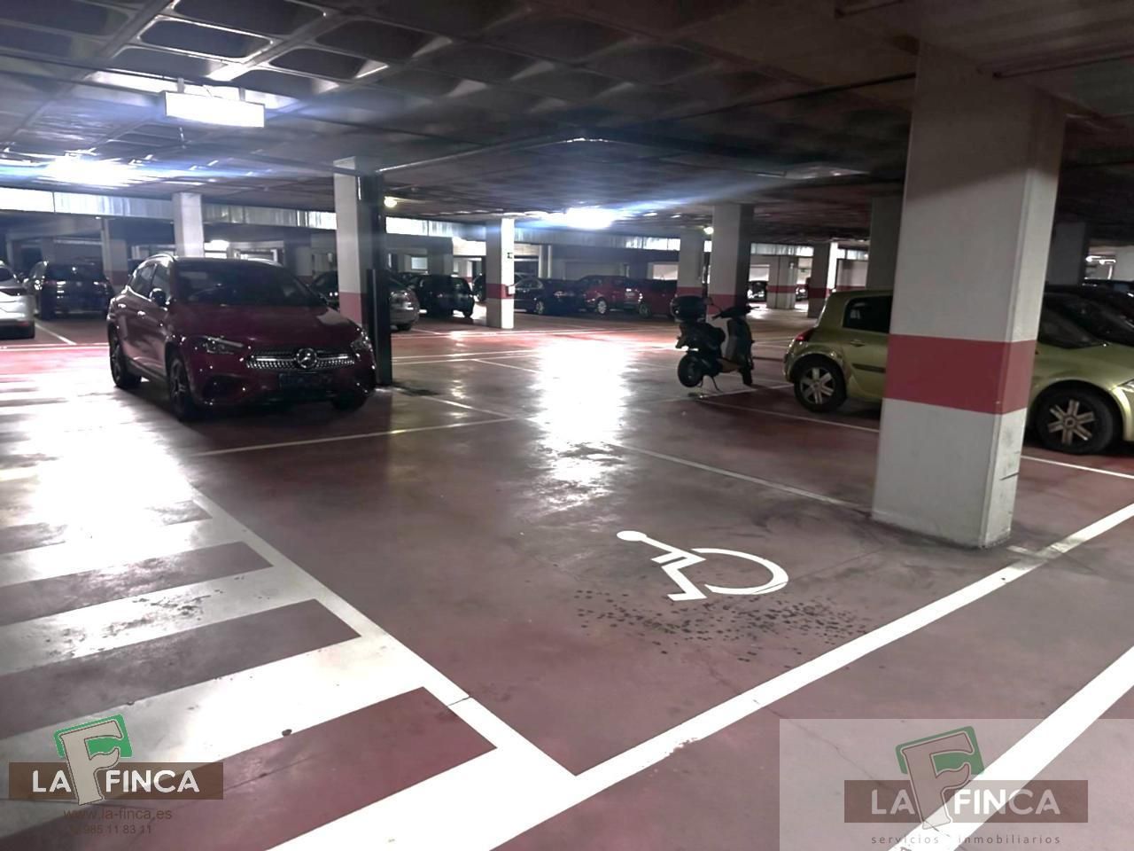 Garage for sale in Milán - Pumarín