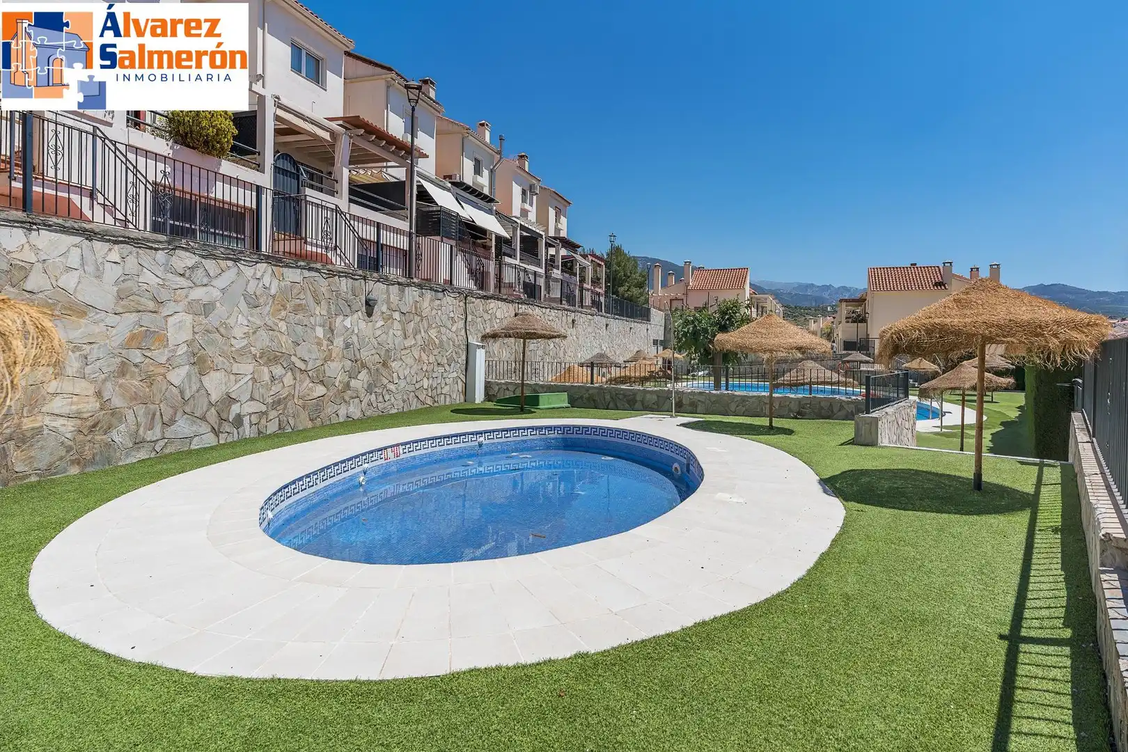 Piscina de Casa adosada en venda en Huétor Vega amb Calefacció