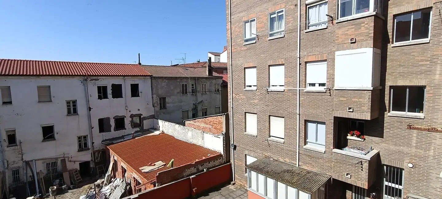 Habitación de Apartamento en venta en León Capital  con Calefacción, Parquet y Terraza