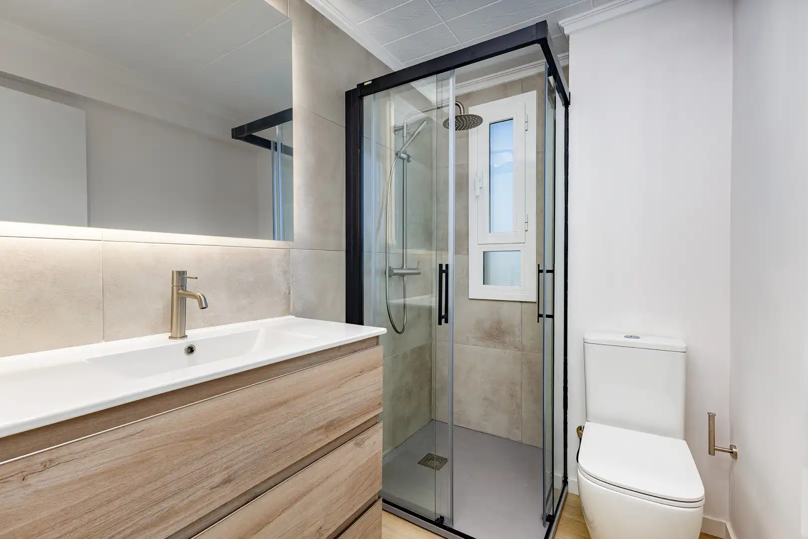 Baño de Piso en venta en Badia del Vallès con Horno, Balcón y Alarma