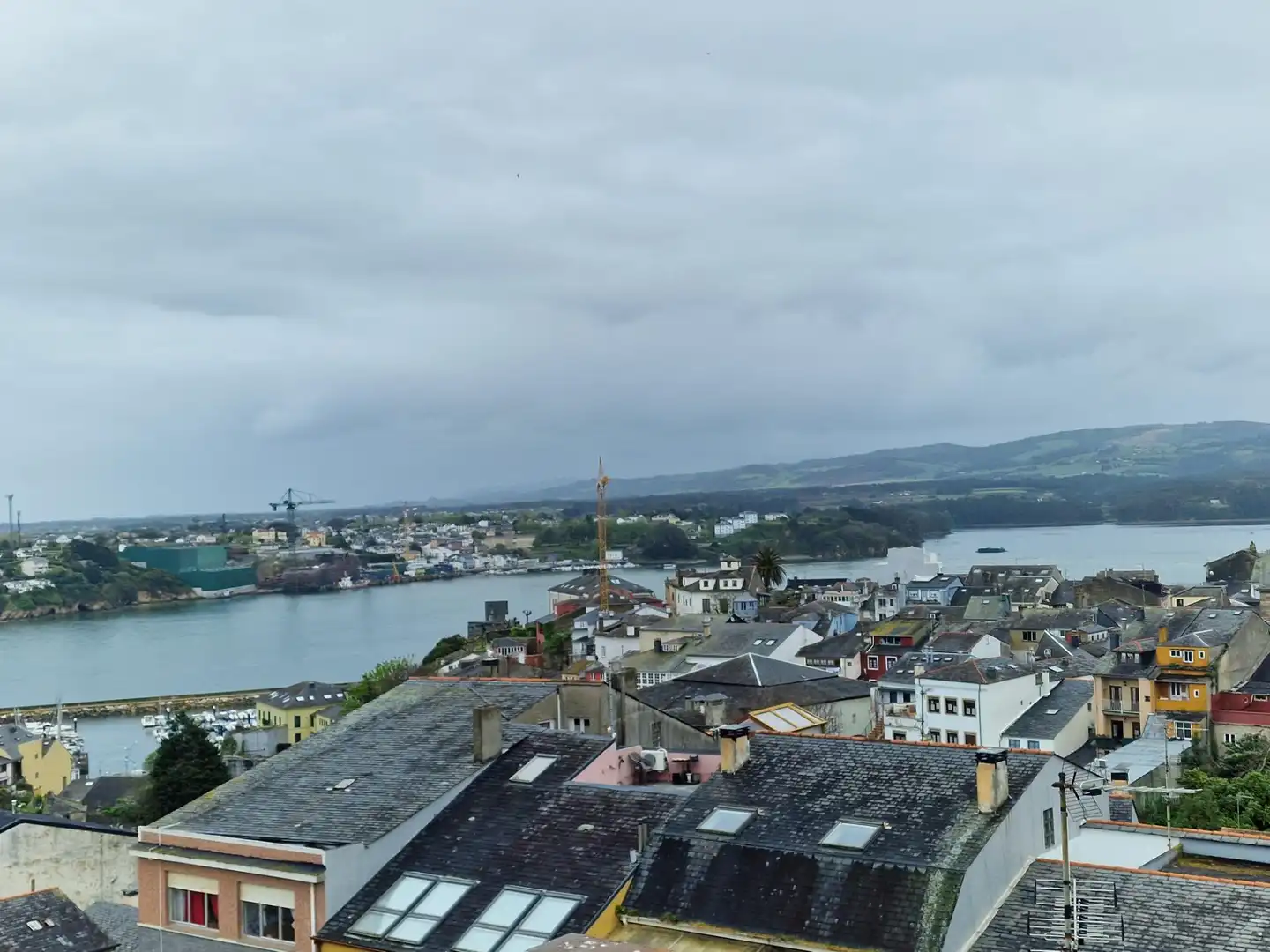 Außenansicht von Wohnung zum Verkauf in Ribadeo mit Heizung, Terrasse und Abstellraum