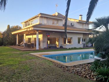 Villa con piscina in vendita a C-63 1