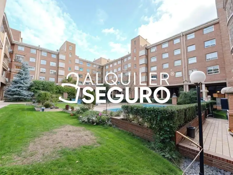 Vista exterior de Pis de lloguer en Madrid amb Aire condicionat, Calefacció i Piscina