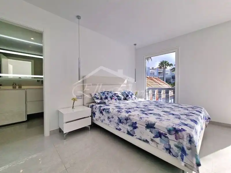 Dormitori de Casa adosada en venda en Adeje amb Aire condicionat, Jardí privat i Terrassa