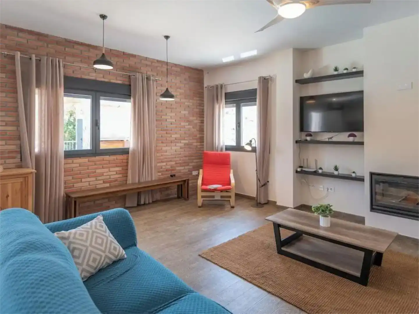 Sala de estar de Casa o chalet de alquiler en Arenas con Aire acondicionado, Jardín privado y Piscina