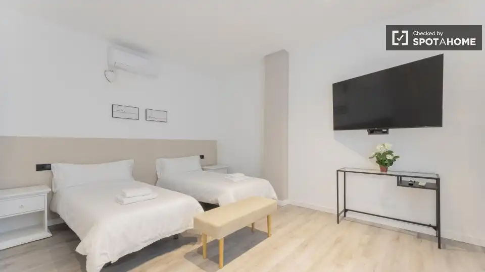 Bedroom of Flat for rent in Valencia  with Air Conditioner, Heating and Furnished