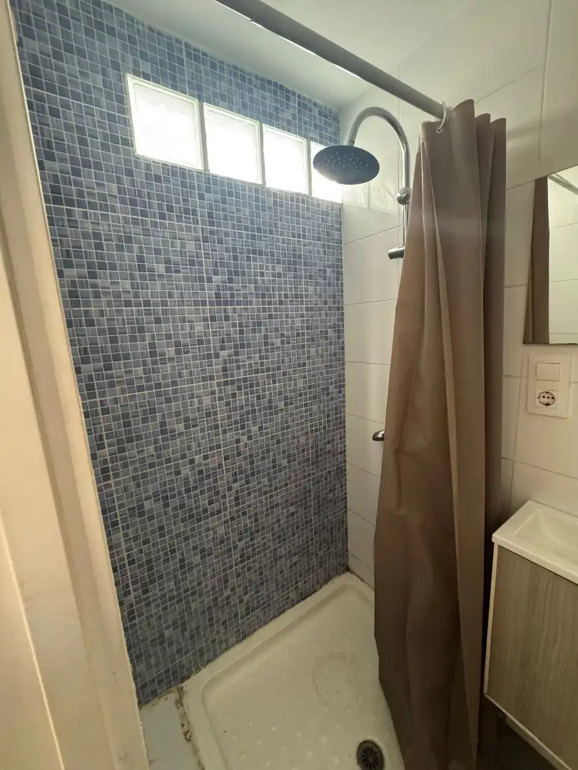 Badezimmer von Wohnung zur untervermieten in Valencia mit Möbliert, Ofen und Waschmaschine