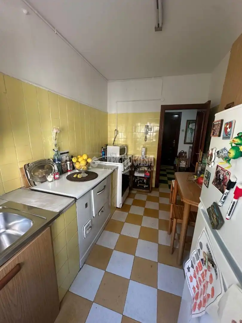 Cuina de Pis en venda en Gijón  amb Balcó