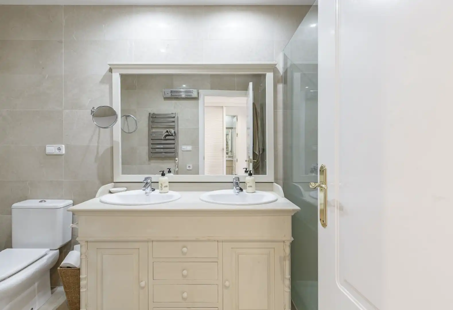Baño de Ático en venta en Benahavís con Aire acondicionado, Terraza y Trastero